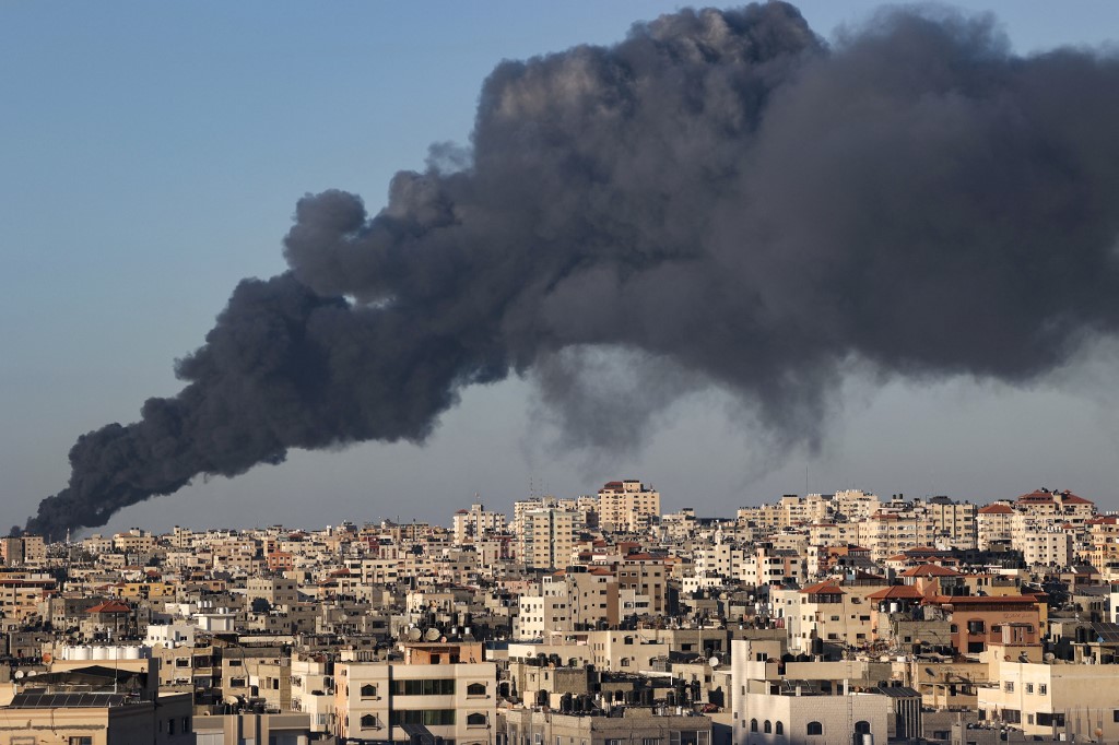 دخان ونيران يتصاعدان خلال الضربات الجوية الإسرائيلية، غزة، 12 مايو/أيار 2021. (رويترز)