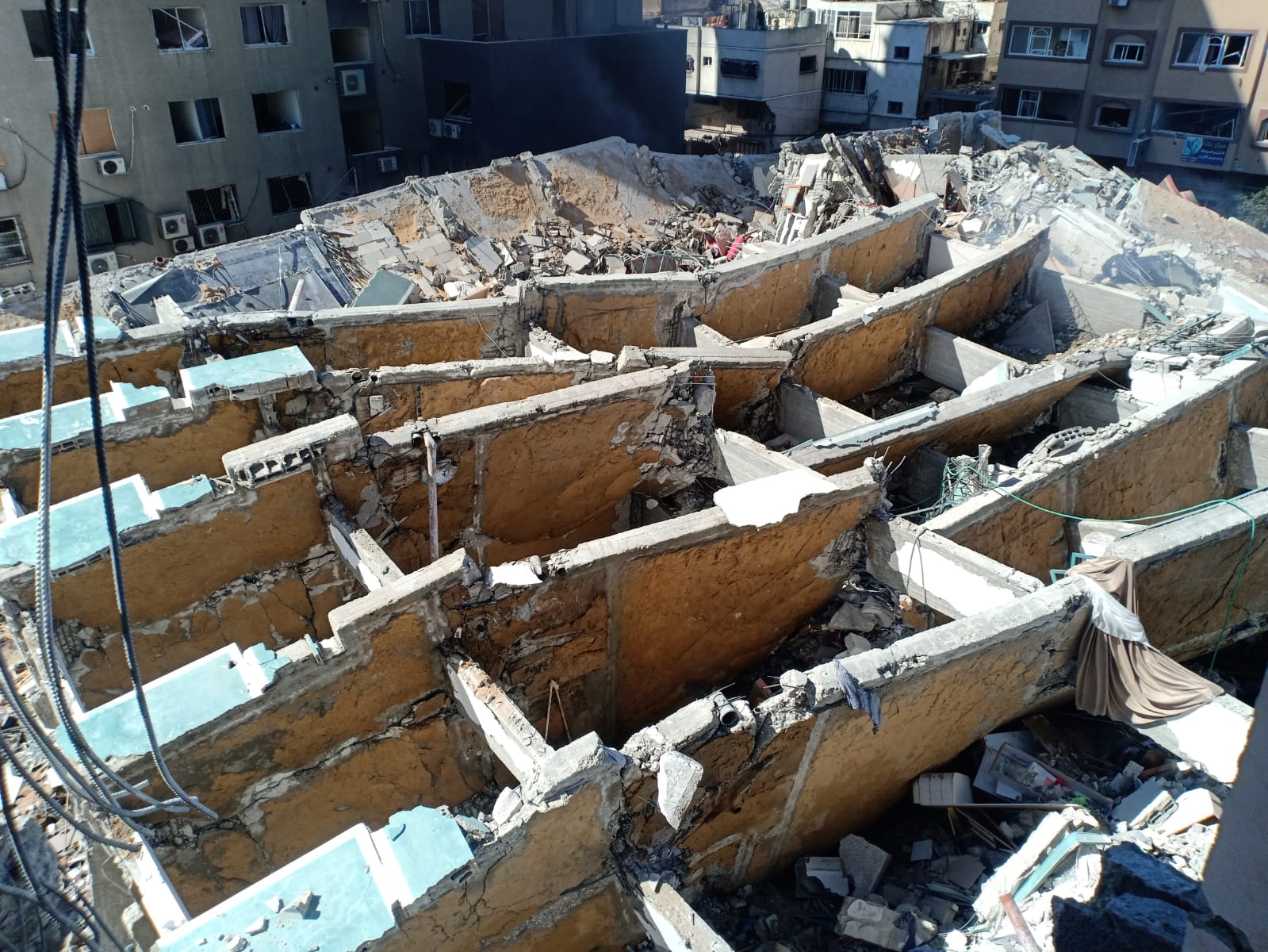 آثار الدمار الذي خلفه قصف طائرات الاحتلال الإسرائيلي لبرج الجلاء وسط مدينة غزة. 15/05/2021. (رافي الملح/ وفا)