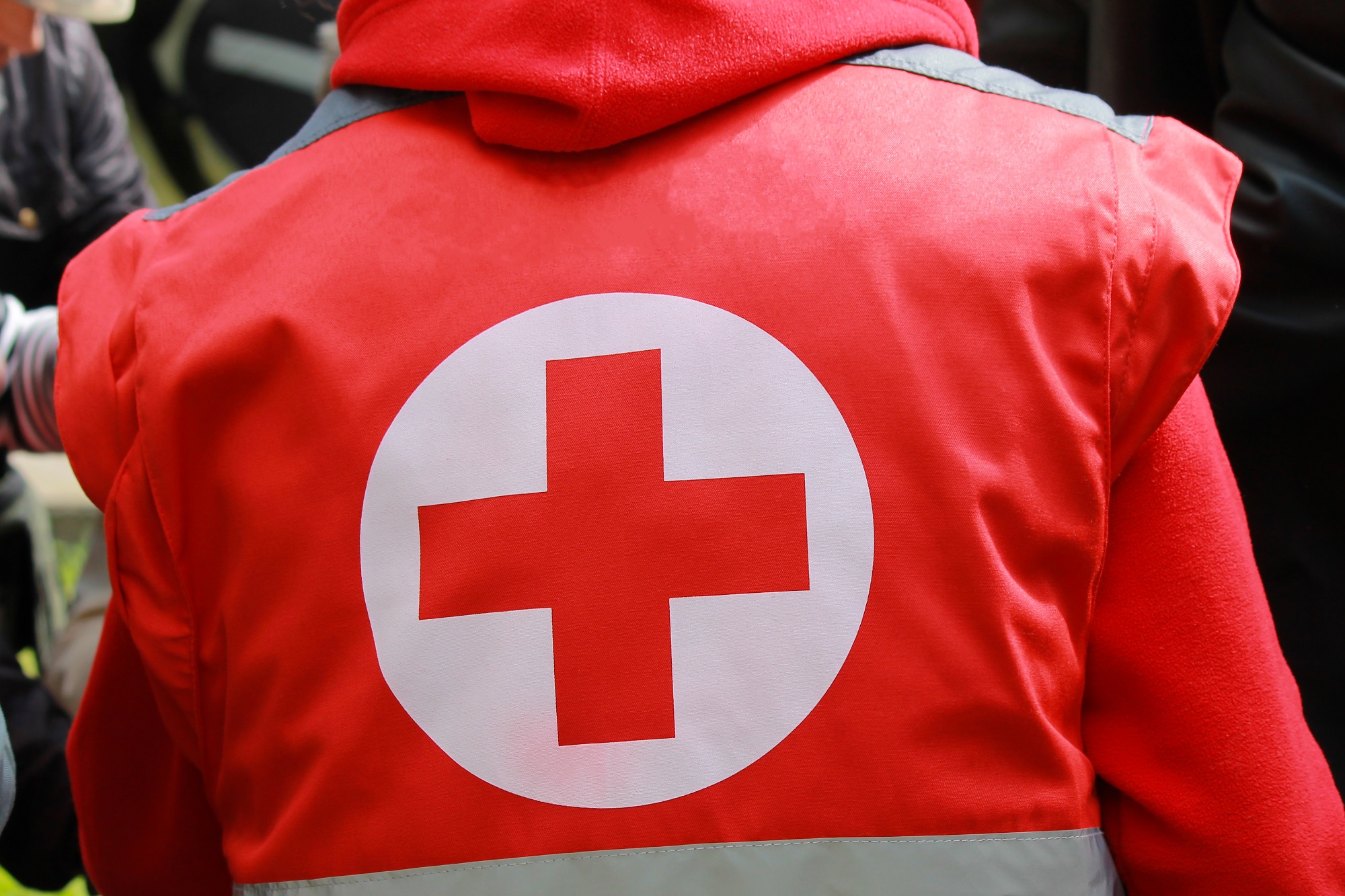 اللجنة الدولية للصليب الأحمر قالت إنها تبرعت بنقالات وأسرّة مستشفيات ومعدات طبية لعلاج 150 مصابًا بجروح خطيرة في غزة. (shutterstock)