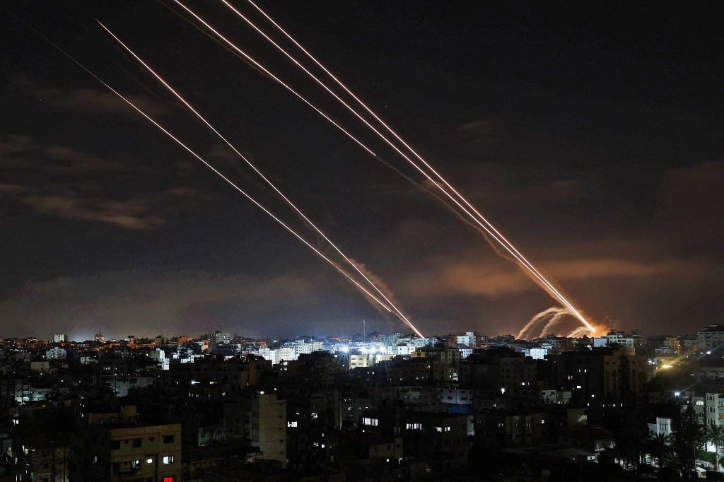 إطلاق صواريخ من مدينة غزة، 16 أيار/مايو 2021. (محمد عابد/ أ ف ب)