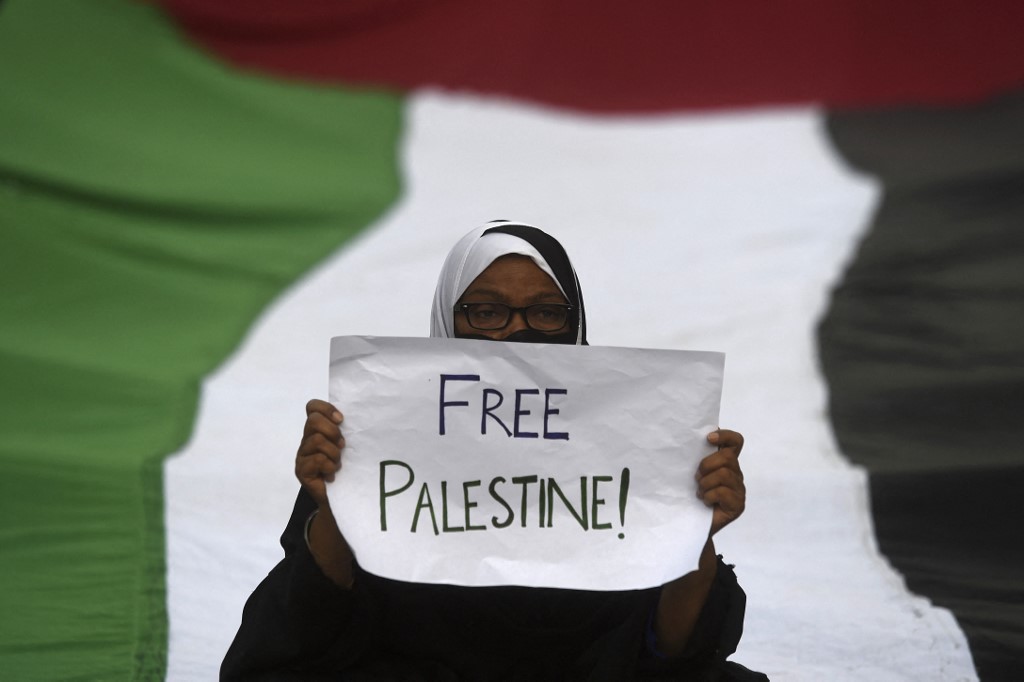 امرأة في كراتشي في باكستان خلال تظاهرة مناهضة للعدوان الإسرائيلي على قطاع غزة. (رويترز)