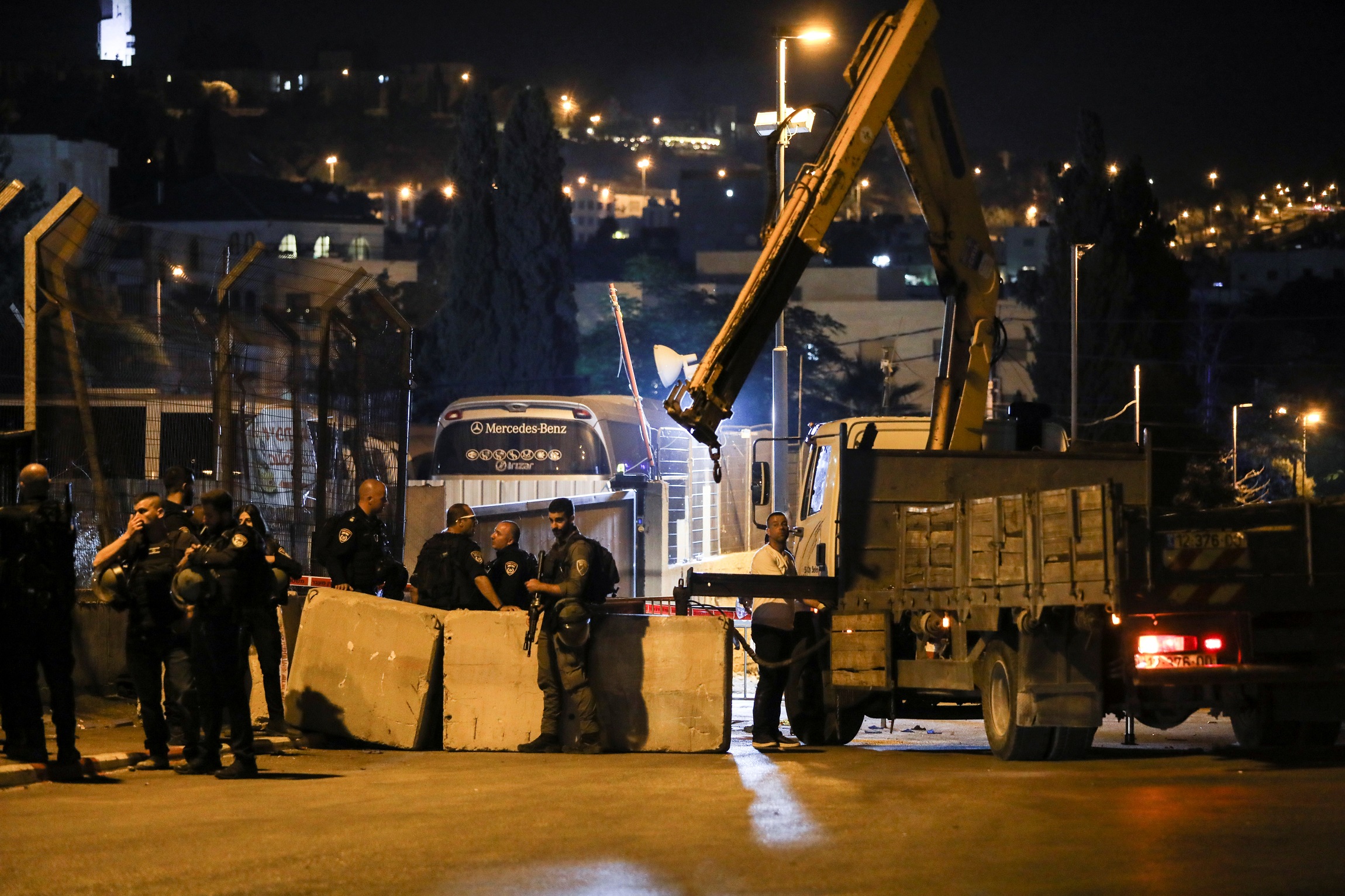 قوات الاحتلال الإسرائيلي تضع كتلا إسمنتية عند مدخل حي الشيخ جراح في القدس المحتلة. (رويترز)