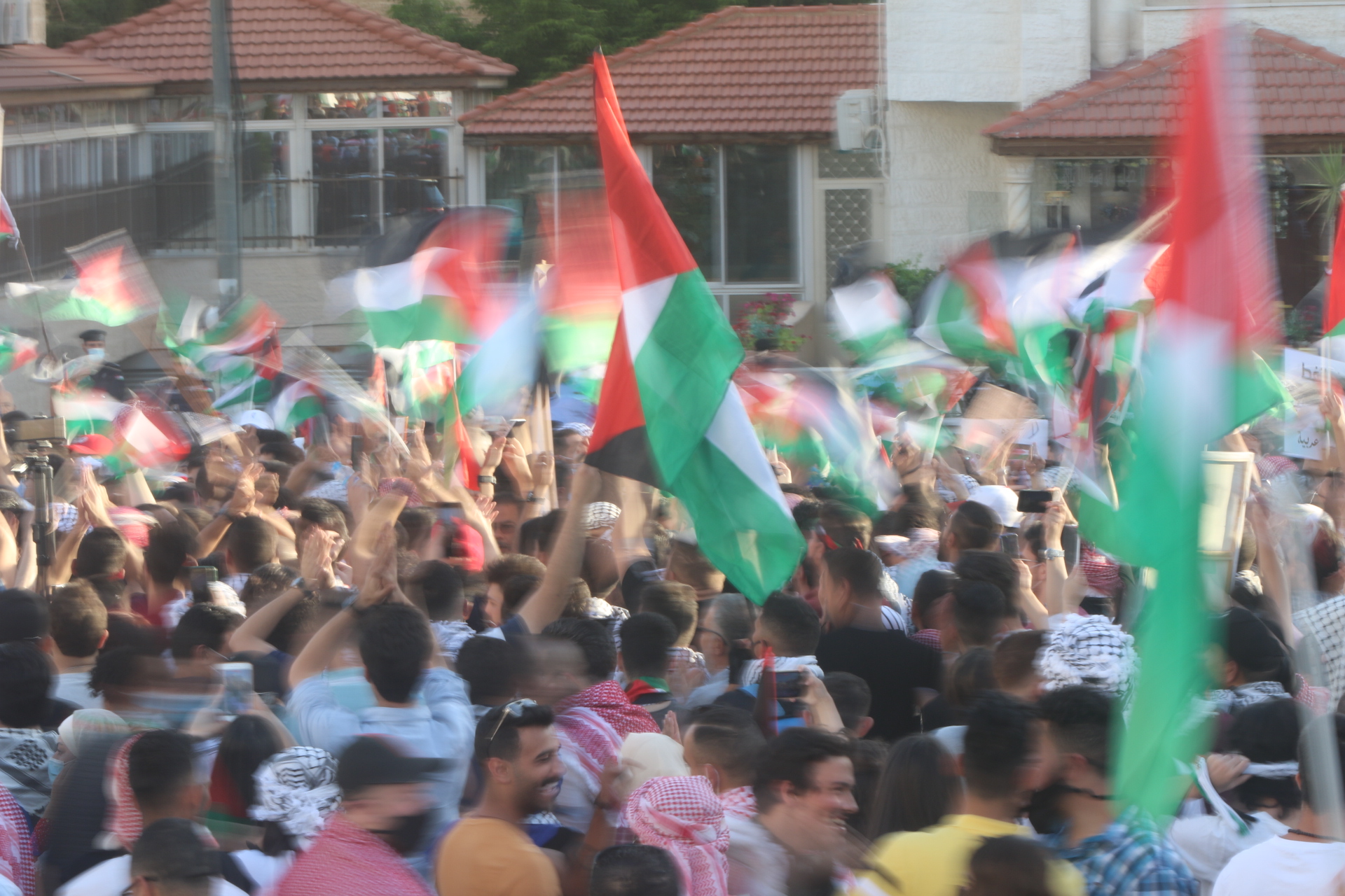 جانب من الاعتصام التضامي مع الفلسطينيين في ساحة مسجد الكالوتي. (صلاح ملكاوي/ المملكة)