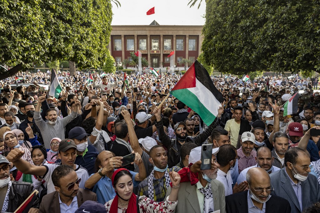 مغاربة يتظاهرون للمطالبة بإنهاء العنف في غزة وضد التطبيع مع إسرائيل، في العاصمة الرباط، 16 مايو 2021. (أ ف ب)
