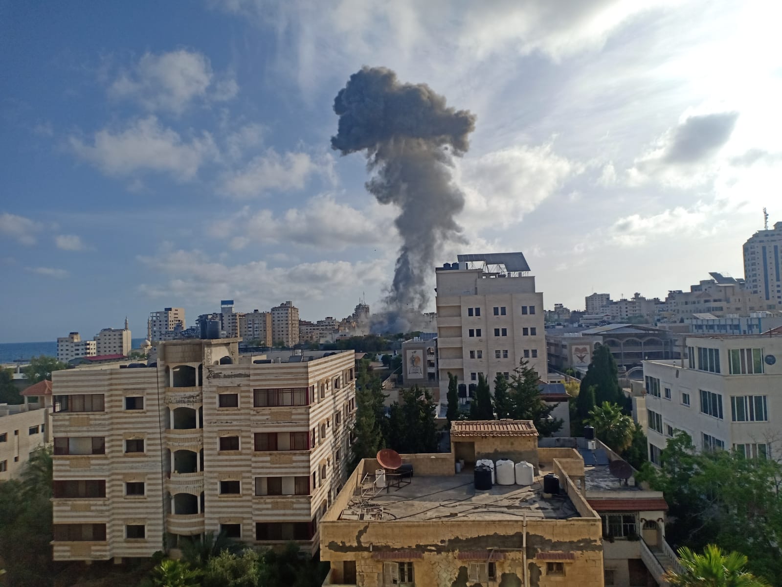 طائرات الاحتلال الإسرائيلي تقصف مجمع أنصار الحكومي في غزة. 17/05/2021. (رافي الملح/ وفا)