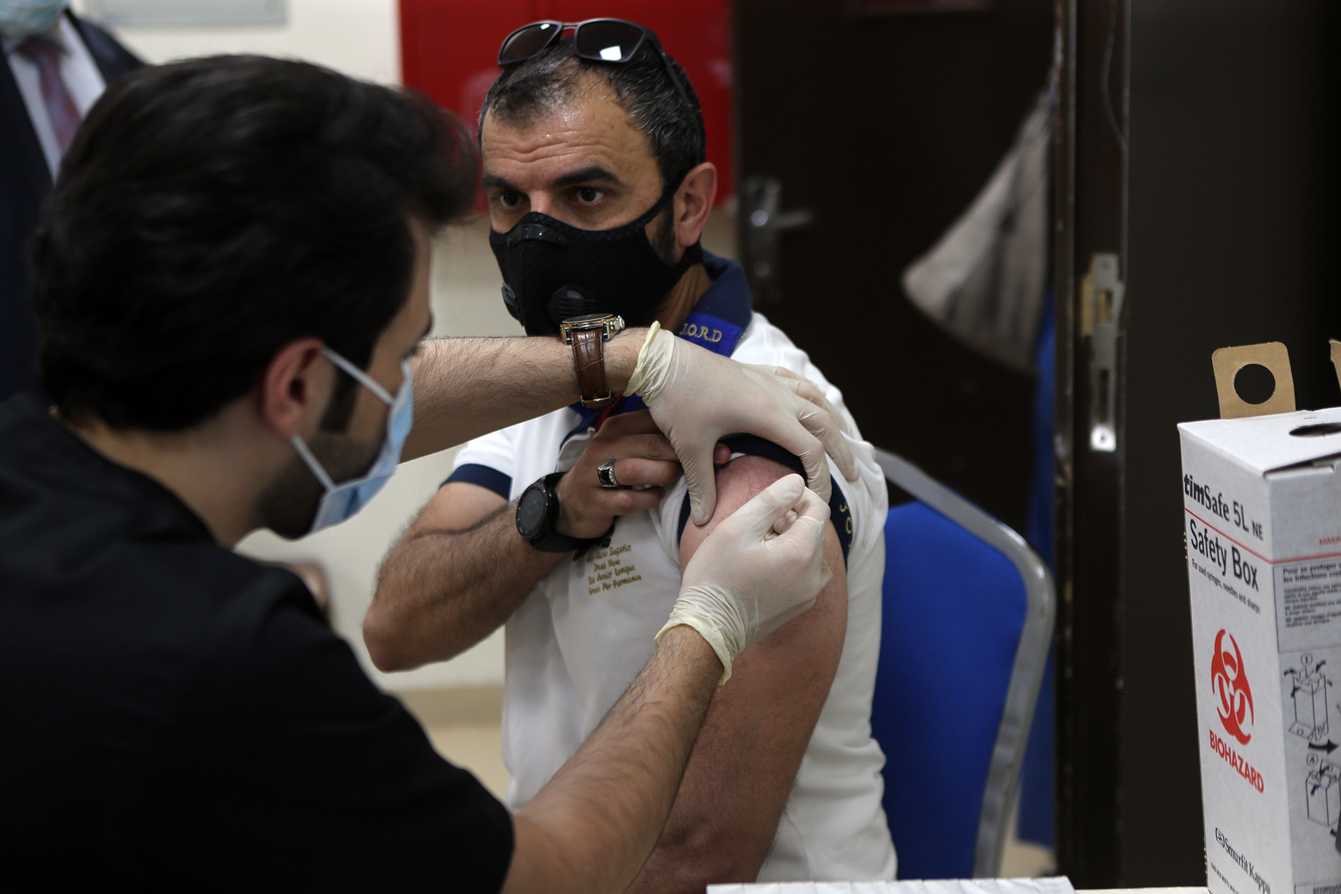 حملة لتقديم اللقاح المضاد لفيروس كورونا المستجد للمعلمين في عمّان. (صلاح ملكاوي / المملكة)