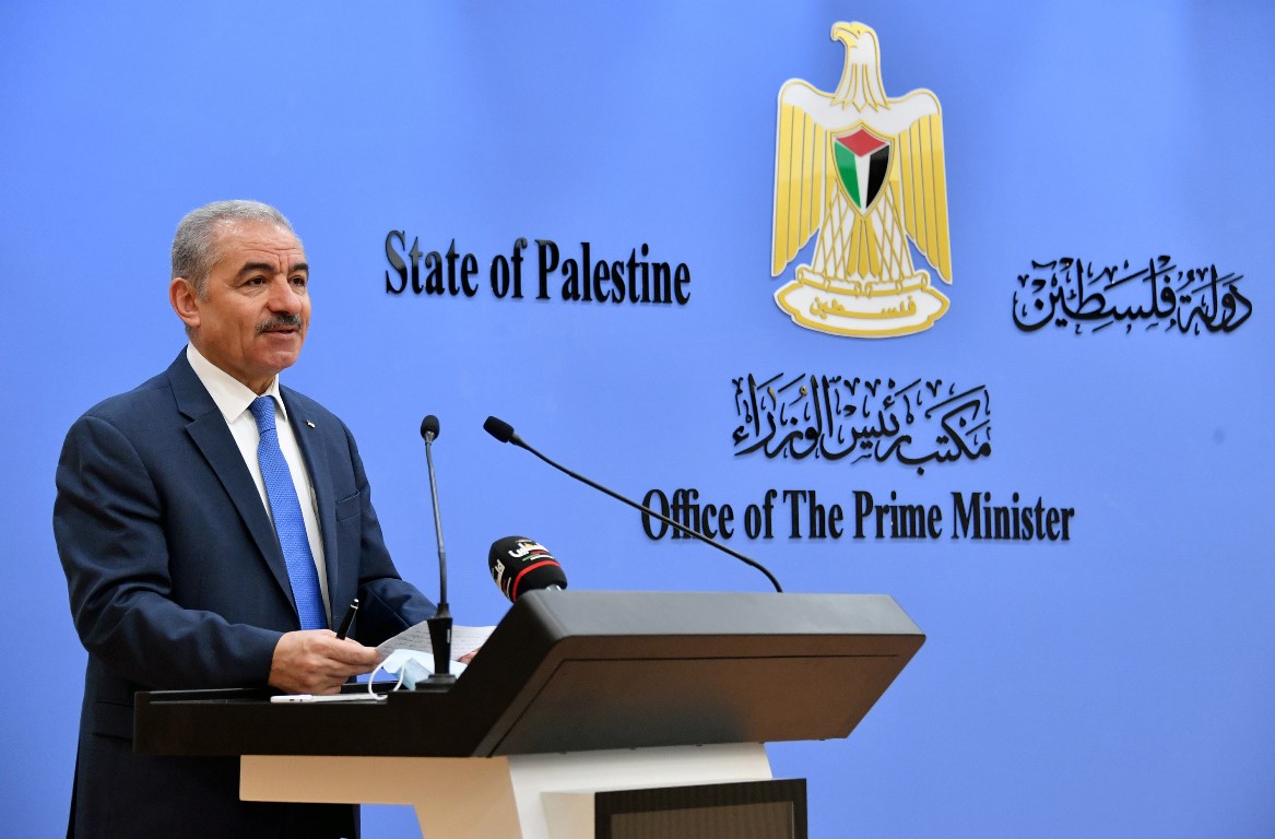 رئيس الوزراء الفلسطيني محمد اشتية في كلمة خلال جلسة مجلس الوزراء في رام الله. (وفا)