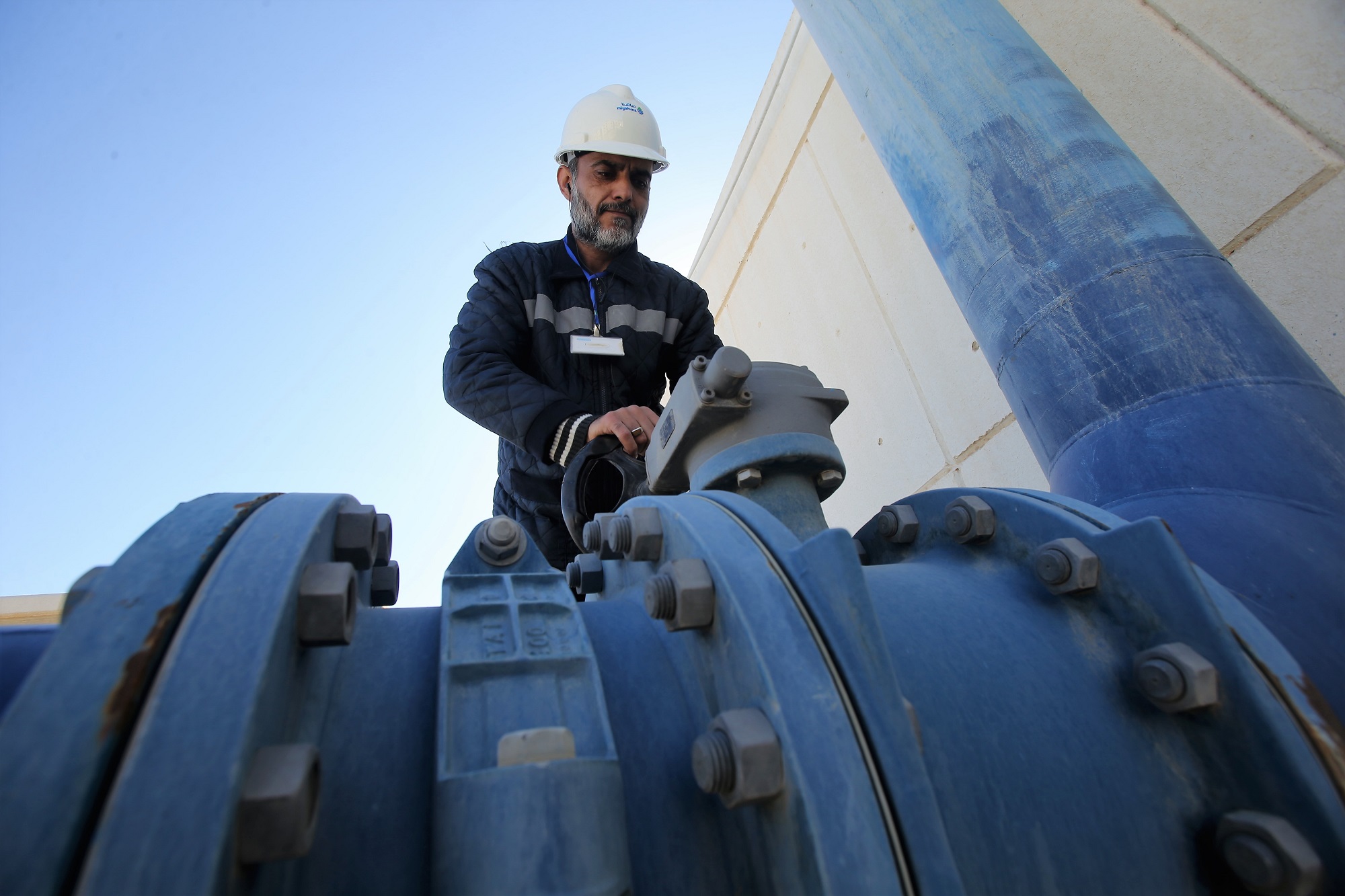 صورة توضيحية لمهندس يعمل في محطة تابعة لشركة المياه في منطقة البتراوي. (صلاح ملكاوي/ المملكة)