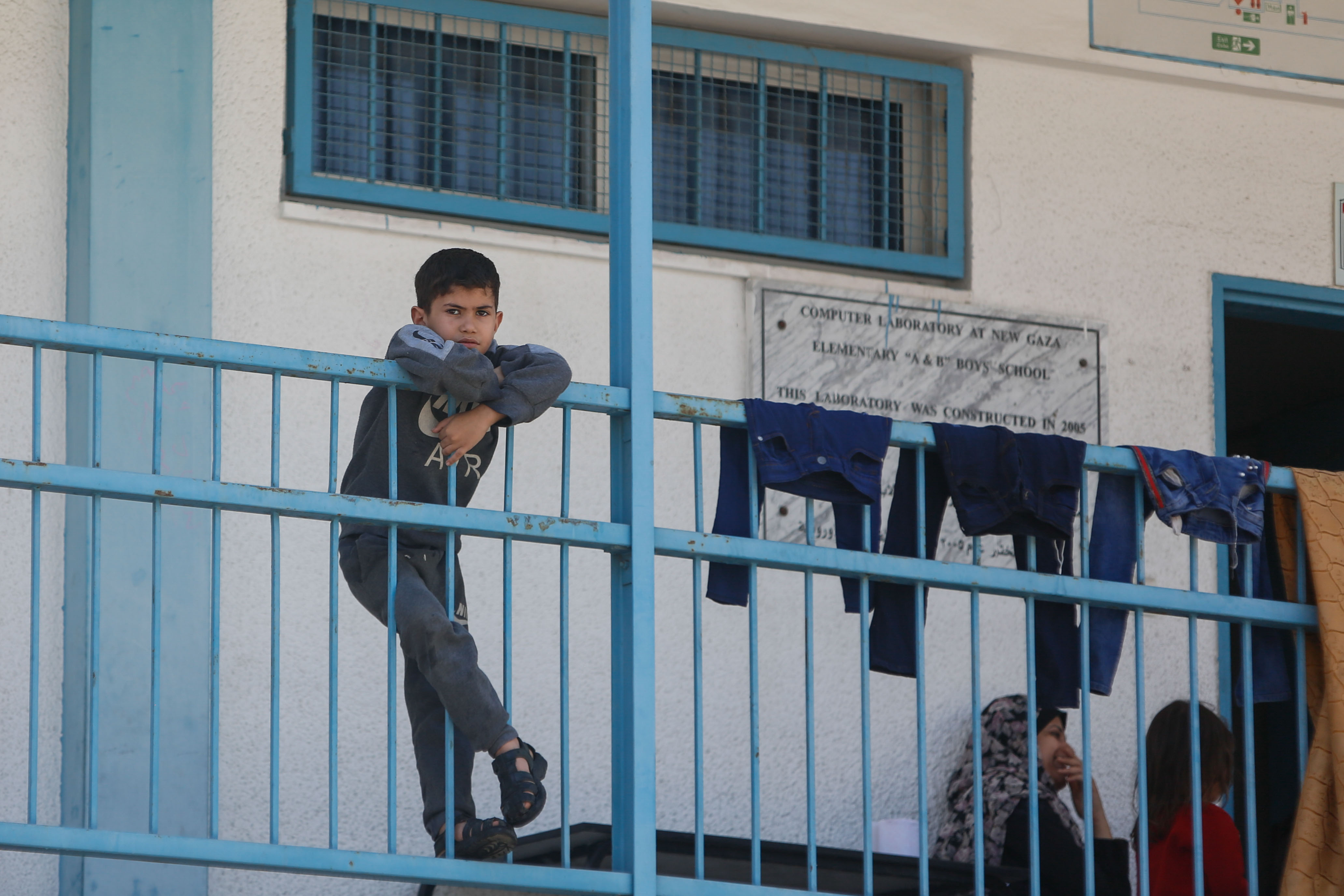 أطفال غزة يقيمون في المدارس، عقب قصف منازلهم من الاحتلال الإسرائيلي. 16/05/2021. (حاتم موسى/ وفا)