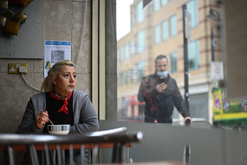 أحد العملاء ينظر من النافذة في مقهى في لندن مع تخفيف قيود إغلاق بسبب فيروس كورونا في جميع أنحاء البلاد. 17/05/2021. (دانيال ليال-أوليفاس / أ ف ب)