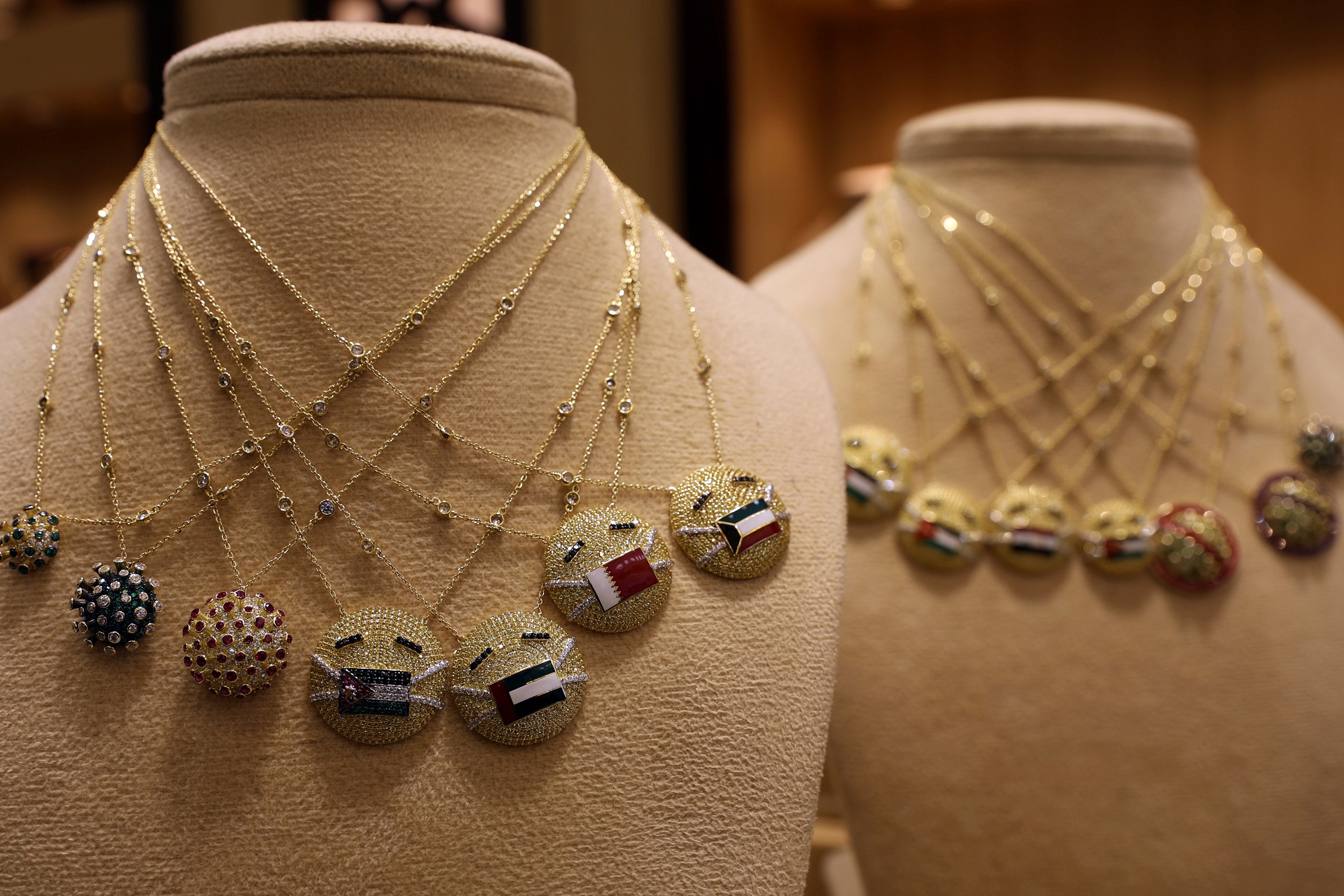 حلي ومجوهرات في محل بيع ذهب في عمّان. (رويترز)