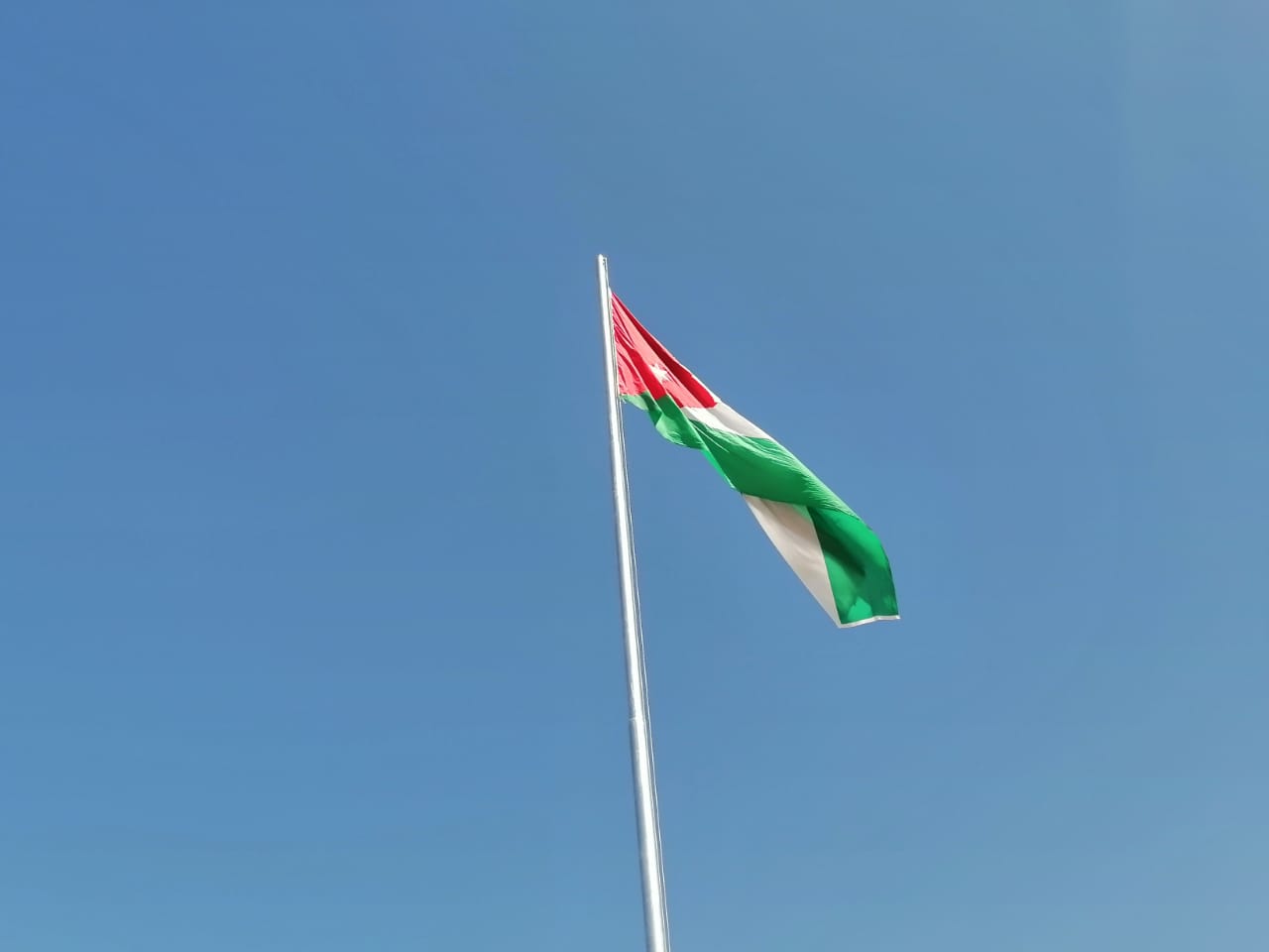 علم المملكة الأردنية الهاشمية على أطول سارية علم في محافظة جرش. (المملكة)