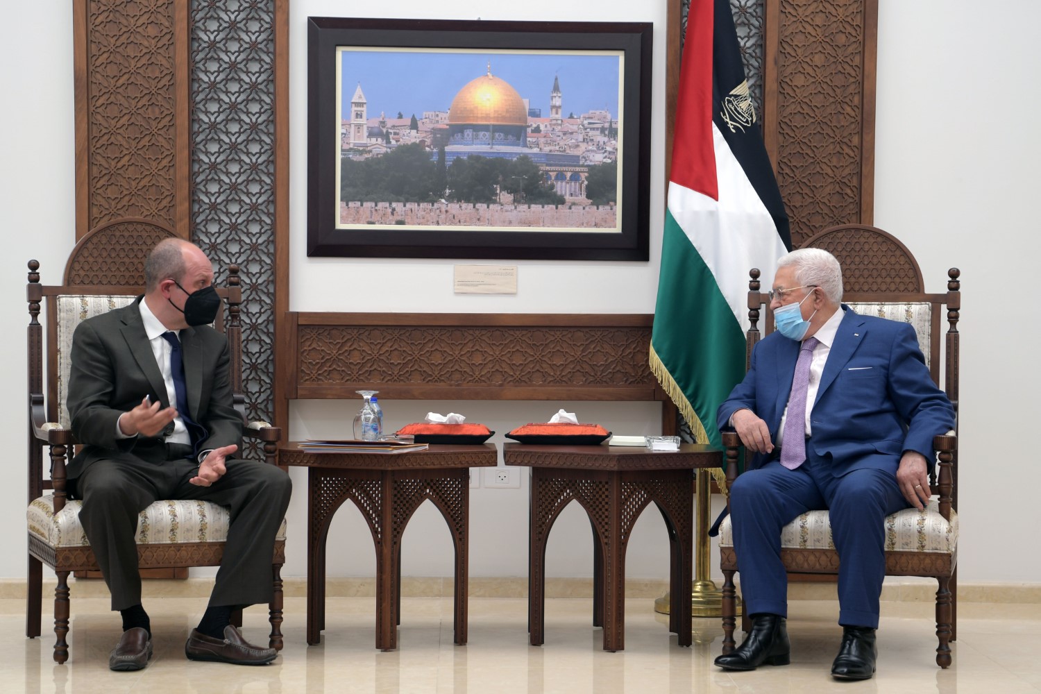 الرئيس الفلسطيني محمود عباس، أثناء لقاء المبعوث الأميركي للمنطقة هادي عمر في رام الله. 17/05/2021. (ثائر غنايم/ وفا)
