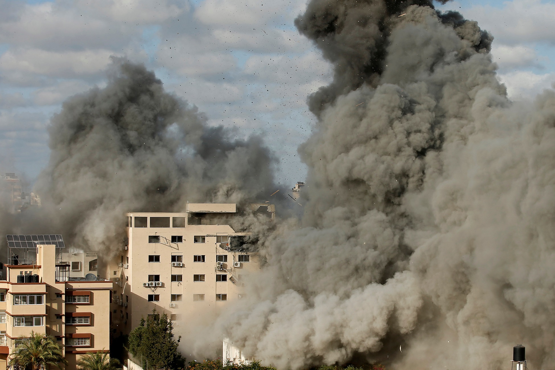دخان يتصاعد في أعقاب غارة جوية إسرائيلية على مبنى، في مدينة غزة ،17 أيار/مايو 2021. (رويترز / محمد سالم)