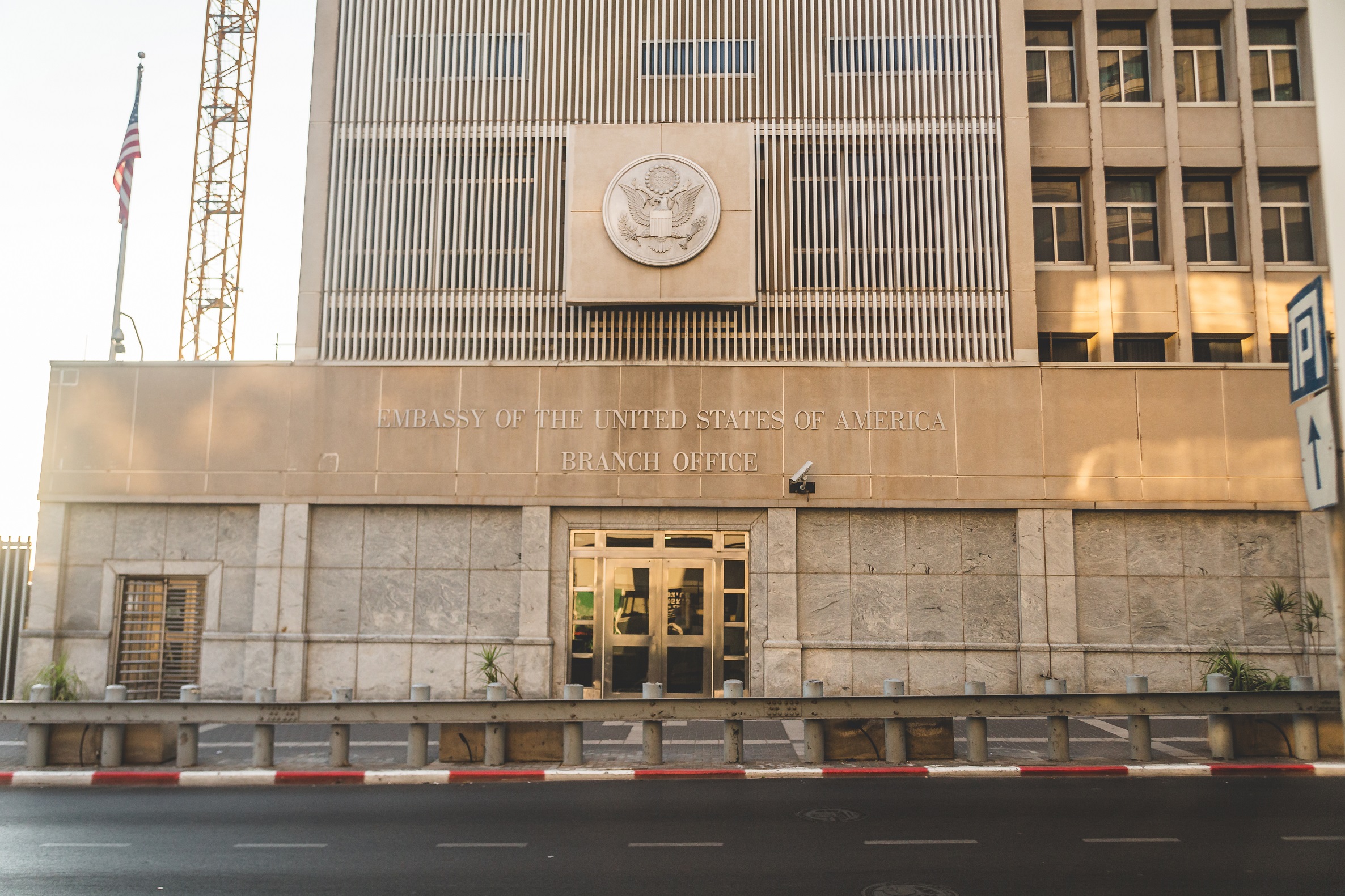 مبنى السفارة الأميركية في تل أبيب. (shutterstock)