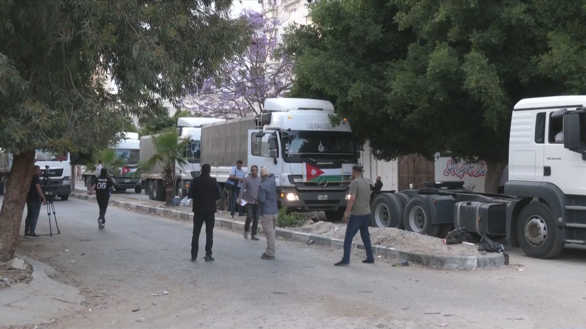 شاحنات تحمل مساعدات طبية عاجلة بعد وصولها إلى قطاع غزة. (المملكة)