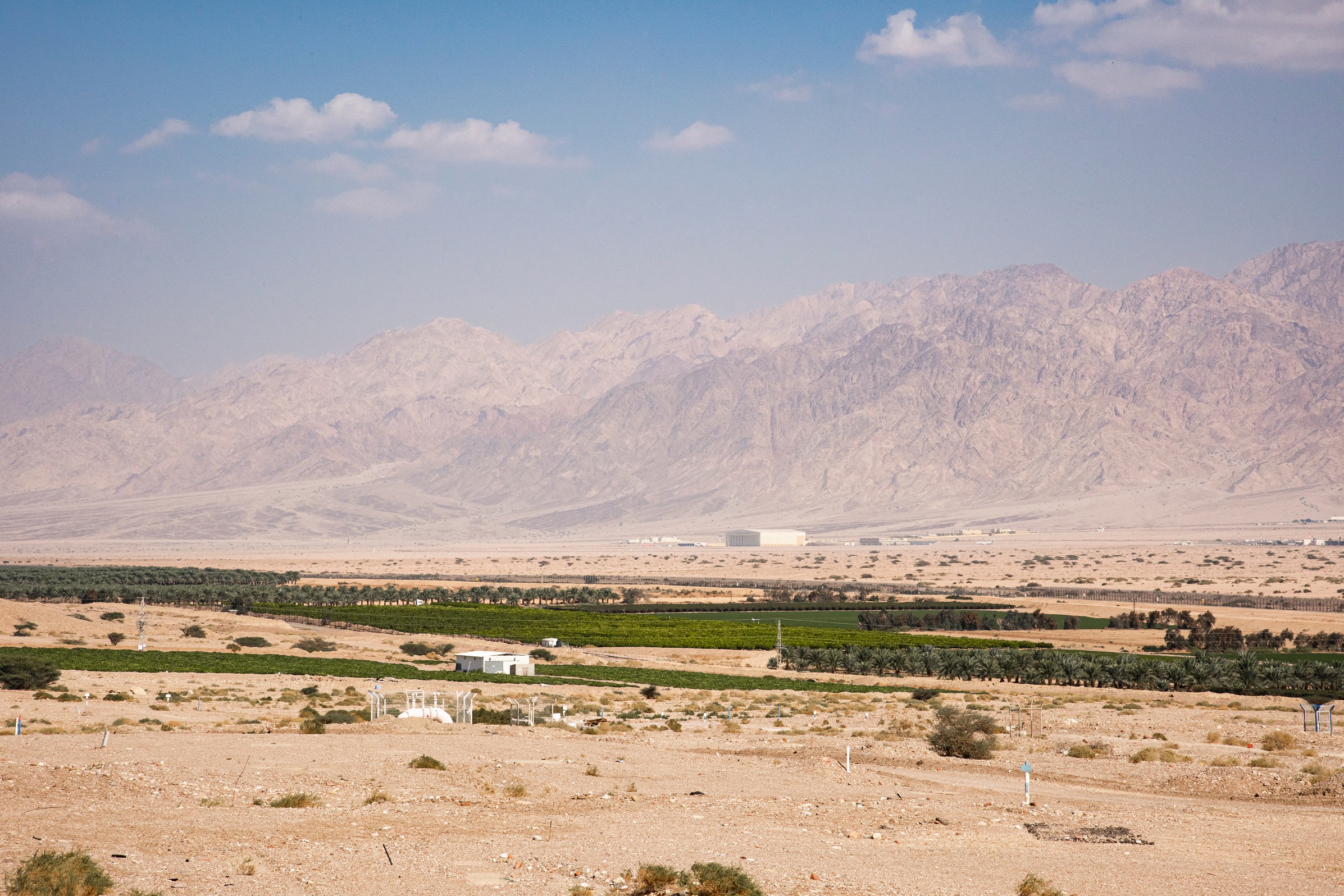منطقة حدودية بين الأردن وفلسطين المحتلة وفي الخلفية تظهر جبال العقبة. (shutterstock)