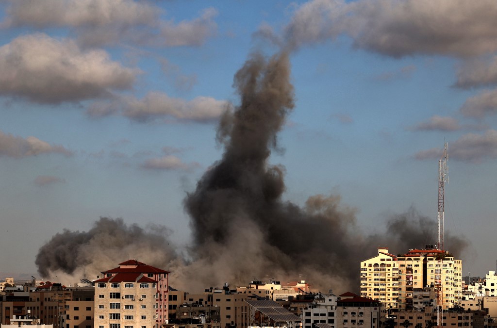تصاعد الدخان بعد غارة إسرائيلية على مدينة غزة، 17 أيار/مايو 2021 (أ ف ب)