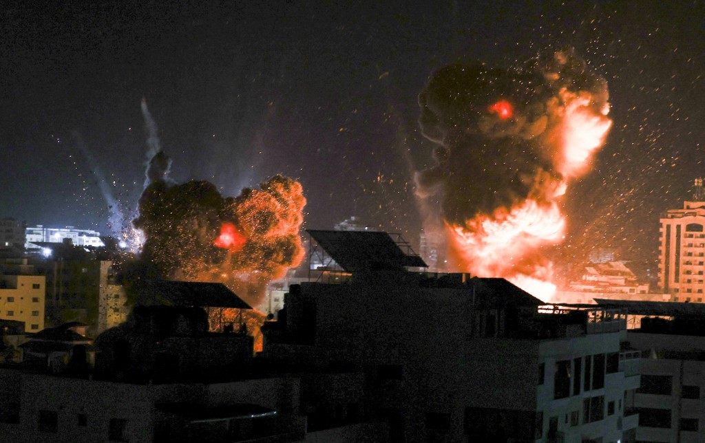 قصف قوات الاحتلال الإسرائيلي، مدينة غزة، 18 أيار/مايو 2021. (أ ف ب)