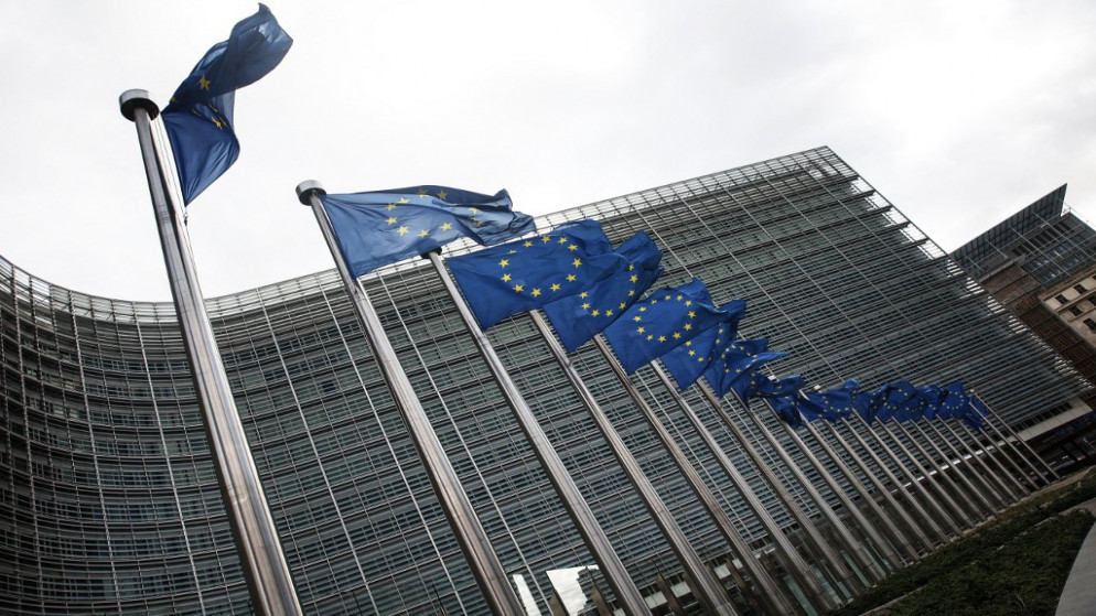 أعلام الاتحاد الأوروبي ترفرف خارج مقر المفوضية الأوروبية في بروكسل. 11/03/2021. (أ ف ب)