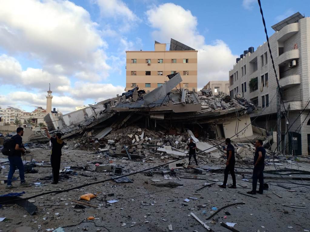 قصف عمارة الأوقاف غربي مدينة غزة وتسويتها بالأرض. 17/05/2021. (رافي الملح/ وفا)