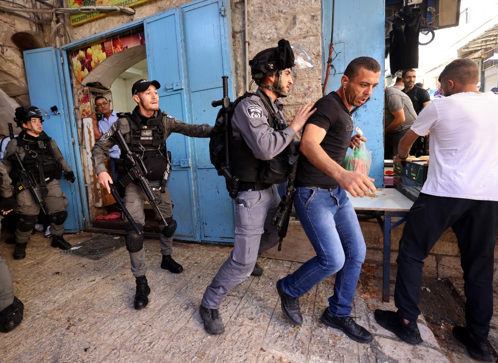 شرطة الاحتلال الإسرائيلية تهاجم فلسطينيين خلال احتجاجات عند باب العامود في القدس المحتلة ضد الاحتلال الإسرائيلي وعدوانه على قطاع غزة. 18/05/2021. (أ ف ب)