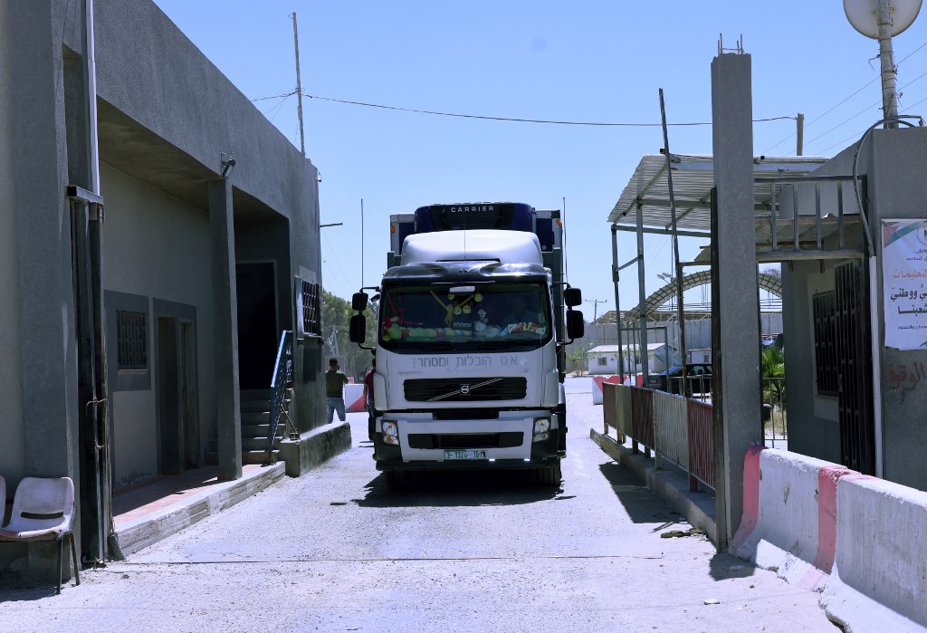 شاحنة تمر في معبر كرم أبو سالم نقطة العبور الرئيسية للبضائع التي تدخل قطاع غزة من أراضٍ تحتلها إسرائيل. (أ ف ب)