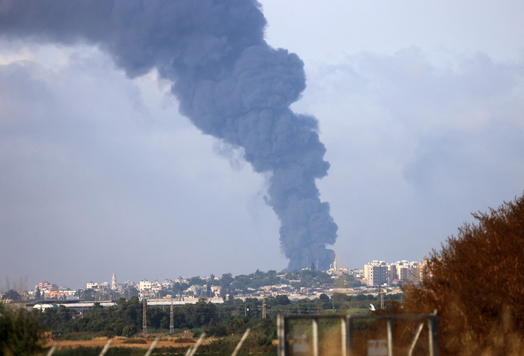 تصاعد دخان من منطقة في غزة بعد قصف إسرائيلي. (أ ف ب)