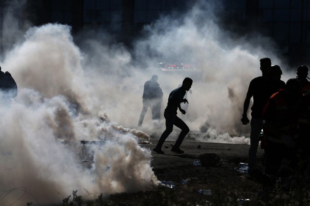 إطلاق قوات الاحتلال الإسرائيلي قنابل الغاز على فلسطينيين في الضفة الغربية المحتلة. (أ ف ب)