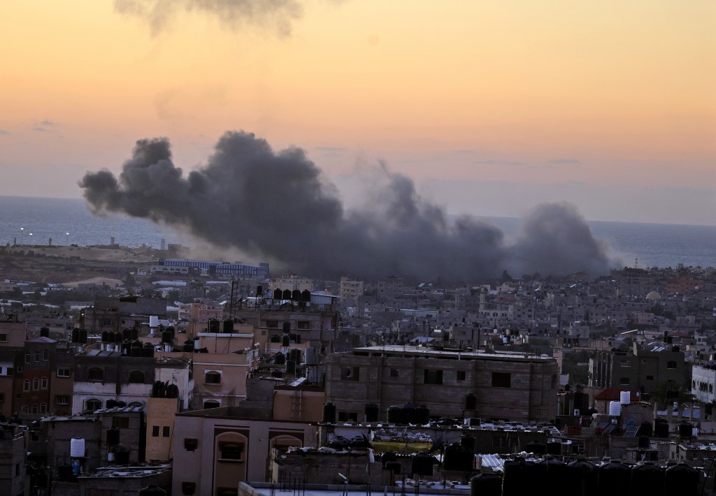 تصاعد الدخان من منطقة في غزة بعد قصف إسرائيلي. (أ ف ب)