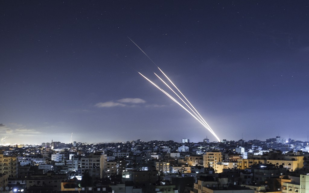 صواريخ منطلقة من قطاع غزة، 18 أيار/مايو 2021. (محمود حمص/ أ ف ب)