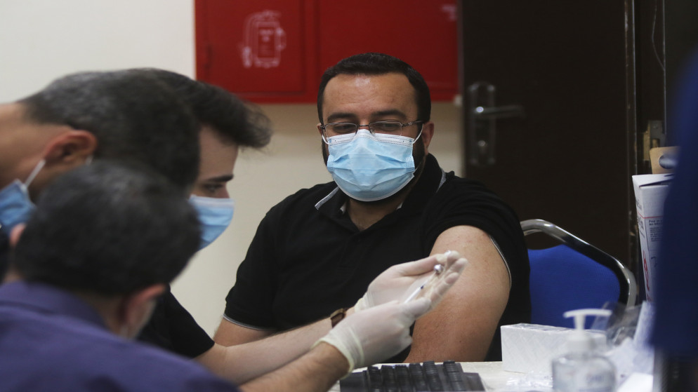 حملة لتقديم اللقاح المضاد لفيروس كورونا للمعلمين في عمّان. (صلاح ملكاوي / المملكة)