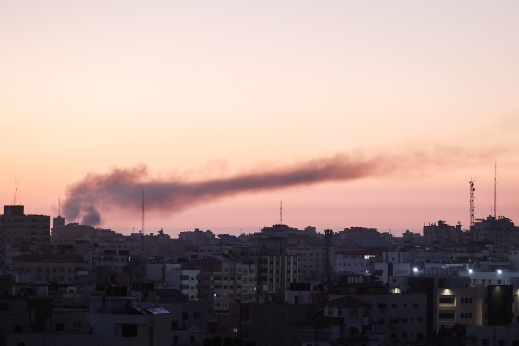 تصاعد الدخان بعد غارة جوية من قبل الاحتلال الإسرائيلي على مدينة غزة في 19 أيار/مايو 2021. (محمد عابد/ أ ف ب)