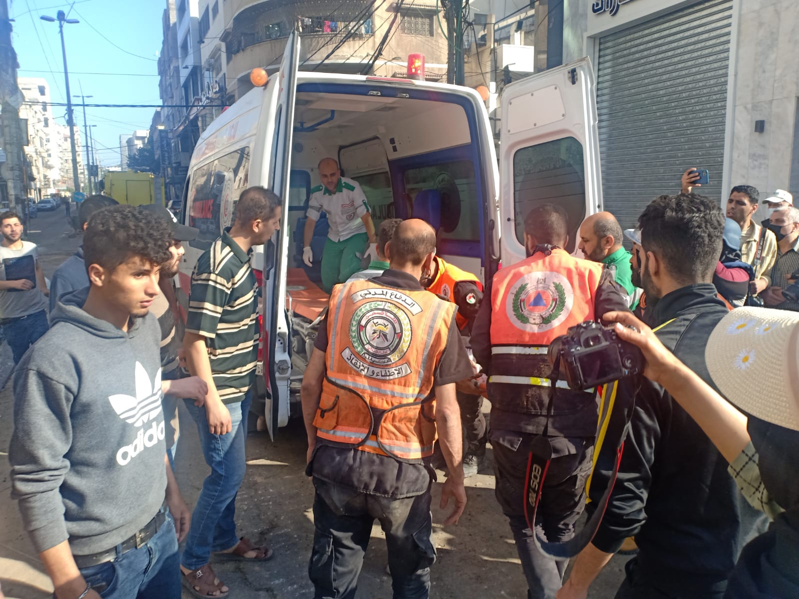 نقل مصاب في مركبة إسعاف، بعد أن أنقذته كوادر الدفاع المدني من تحت أنقاض منزل استهدفه قصف الاحتلال الإسرائيلي على غزة. 16/05/2021. (رافي الملح/ وفا)