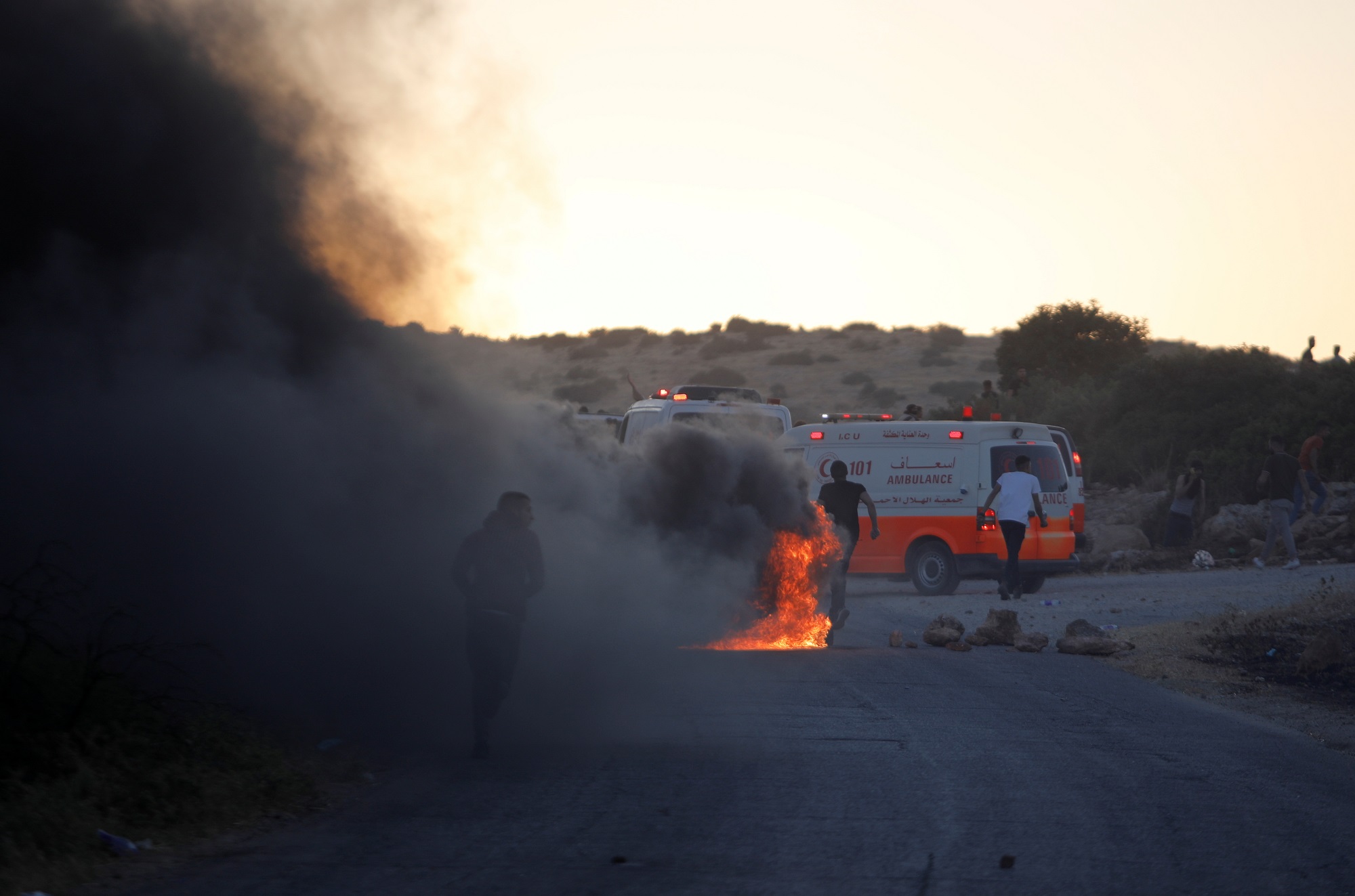 سيارة إسعاف في الضفة الغربية المحتلة لتقديم المساعدة لفلسطينيين خلال مواجهات مع قوات الاحتلال الإسرائيلي. (رويترز)