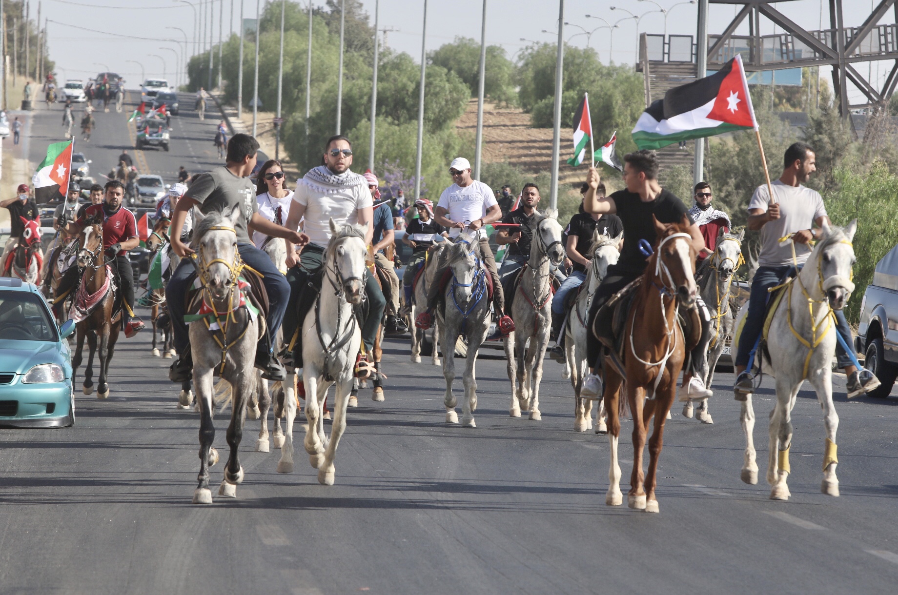 مسيرة خيول في شارع الخدمات بين جسر القسطل وجسر مطار الملكة علياء الدولي رفضا للاعتداءات الإسرائيلية في الأراضي الفلسطينية المحتلة. (صلاح ملكاوي/ المملكة)