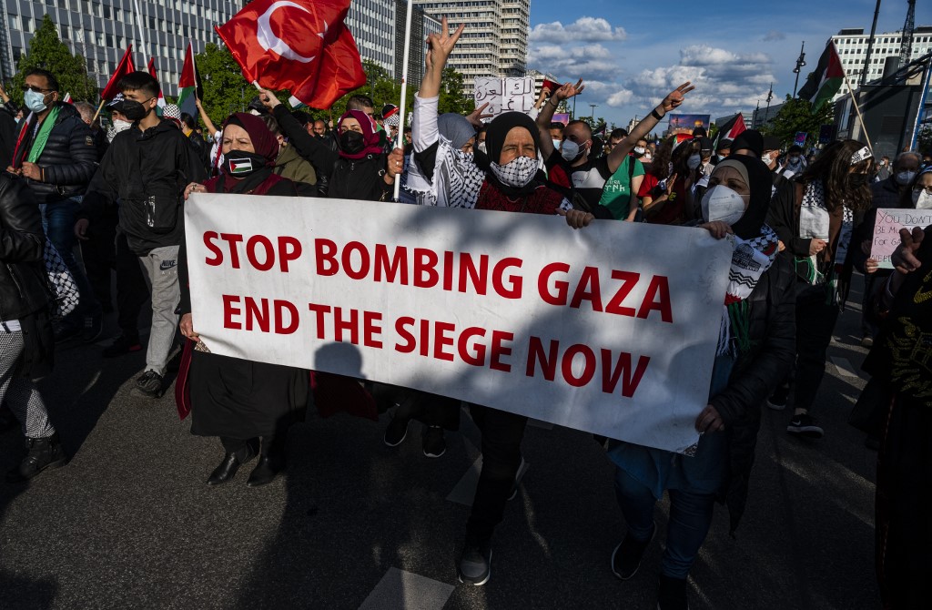 متظاهرون فلسطينيون في برلين يطالبون بوقف العدوان الإسرائيلي على قطاع غزة. (أ ف ب)