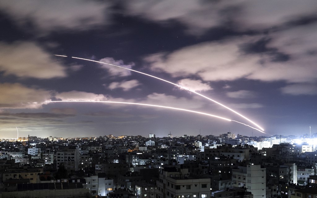 إطلاق صواريخ من مدينة غزة، 18 أيار/مايو 2021. (محمود همص/ أ ف ب)