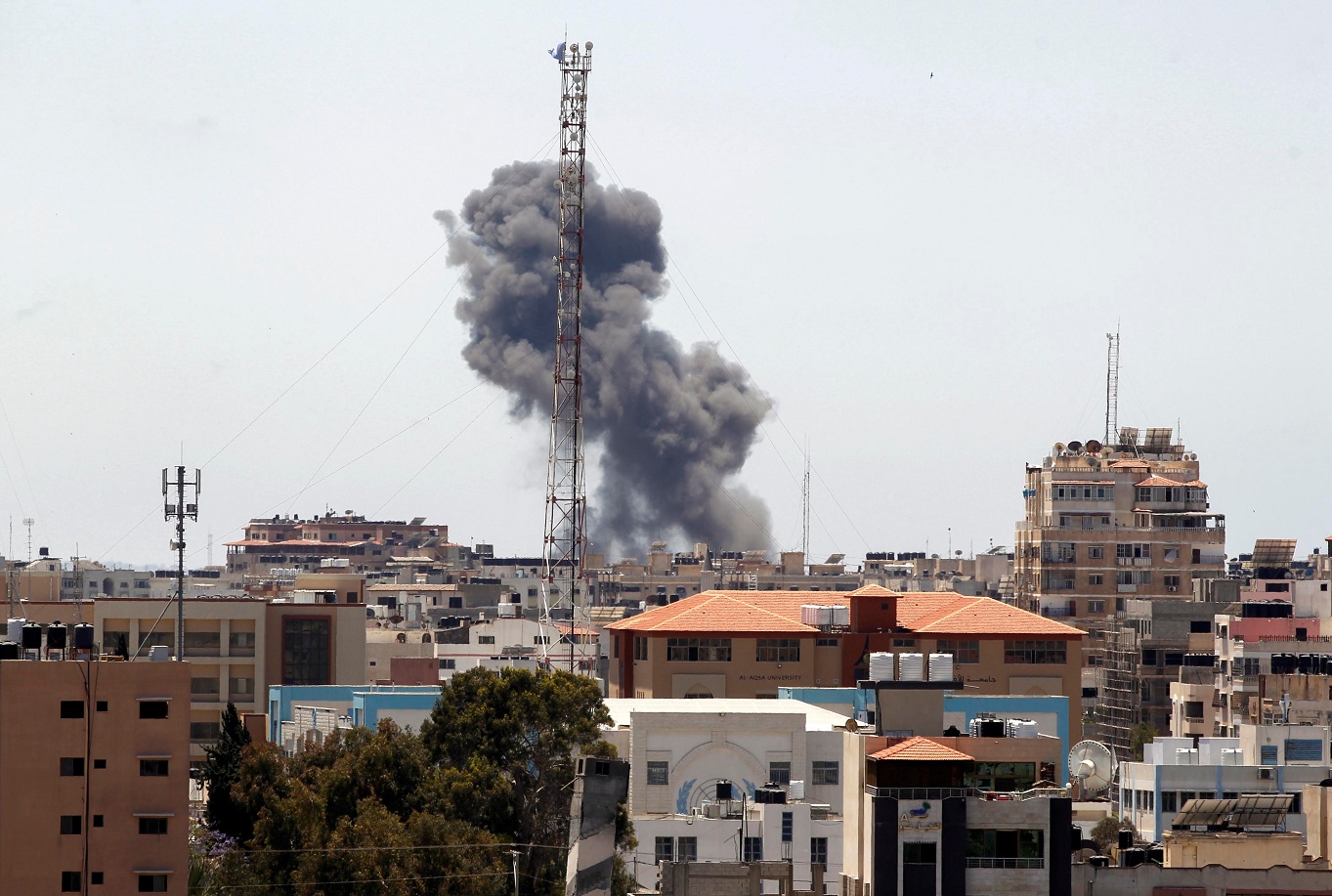 دخان يتصاعد بعد غارة جوية إسرائيلية في مدينة غزة، 19 أيار/مايو 2021. (رويترز / أحمد جاد الله)