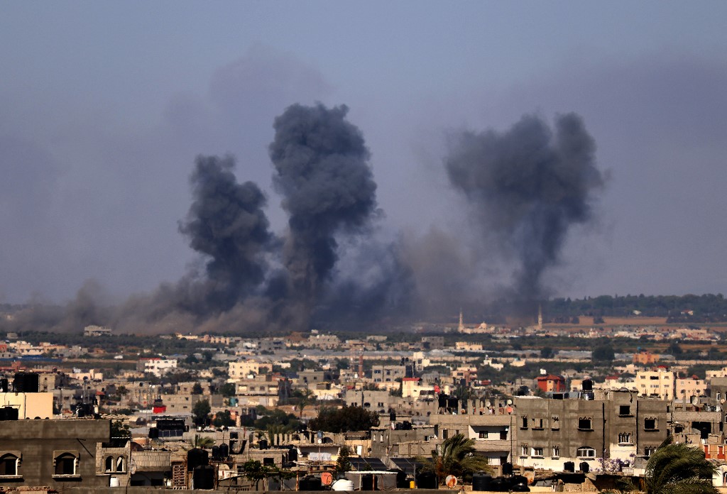 تصاعد الدخان في أعقاب غارات الجوية من طائرات الاحتلال الإسرائيلي على رفح جنوبي قطاع غزة،19 أيار/مايو 2021. (أ ف ب)
