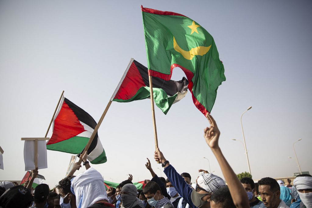 متظاهرون يحملون العلمين  الفلسطيني والموريتاني خلال مسيرة لدعم الشعب الفلسطيني في نواكشوط، 19 أيار/مايو 2021. (أ ف ب)