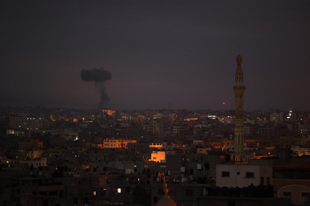 دخان يتصاعد بعد غارة جوية من طائرات الاحتلال الإسرائيلي على مدينة غزة، 20 أيار/مايو 2021. (أ ف ب)