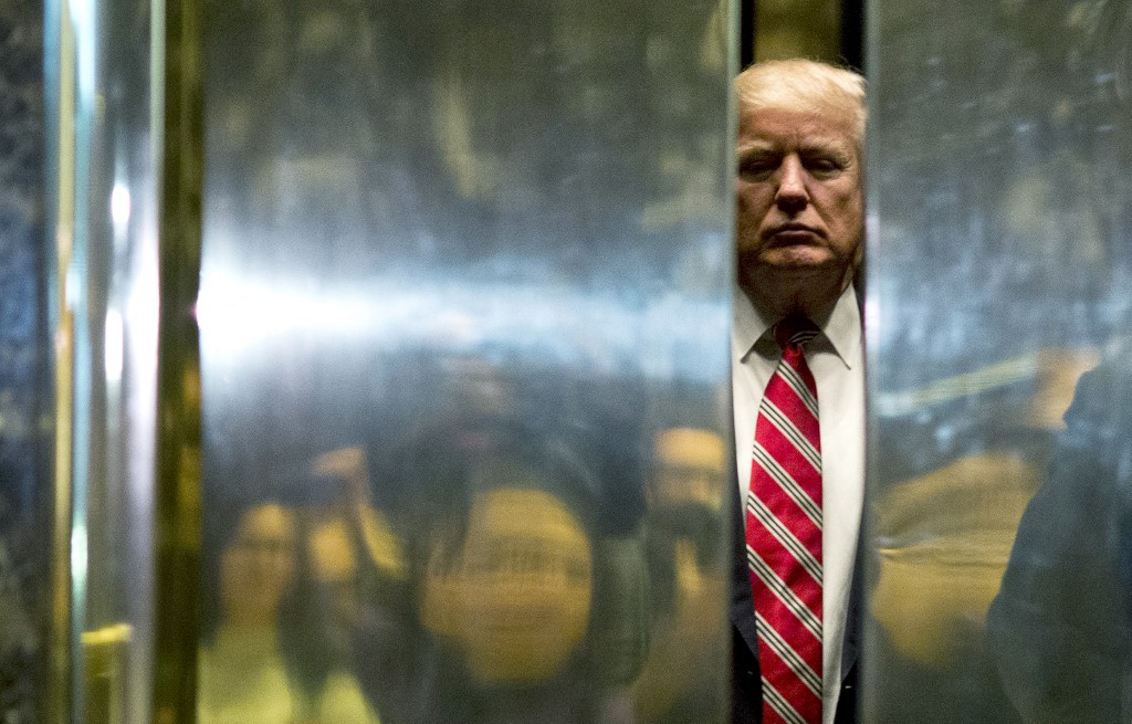 الرئيس الأميركي السابق دونالد ترامب داخل مصعد في برج ترامب في مدينة نيويور، 16 يناير / كانون الثاني 2017، (رويترز)