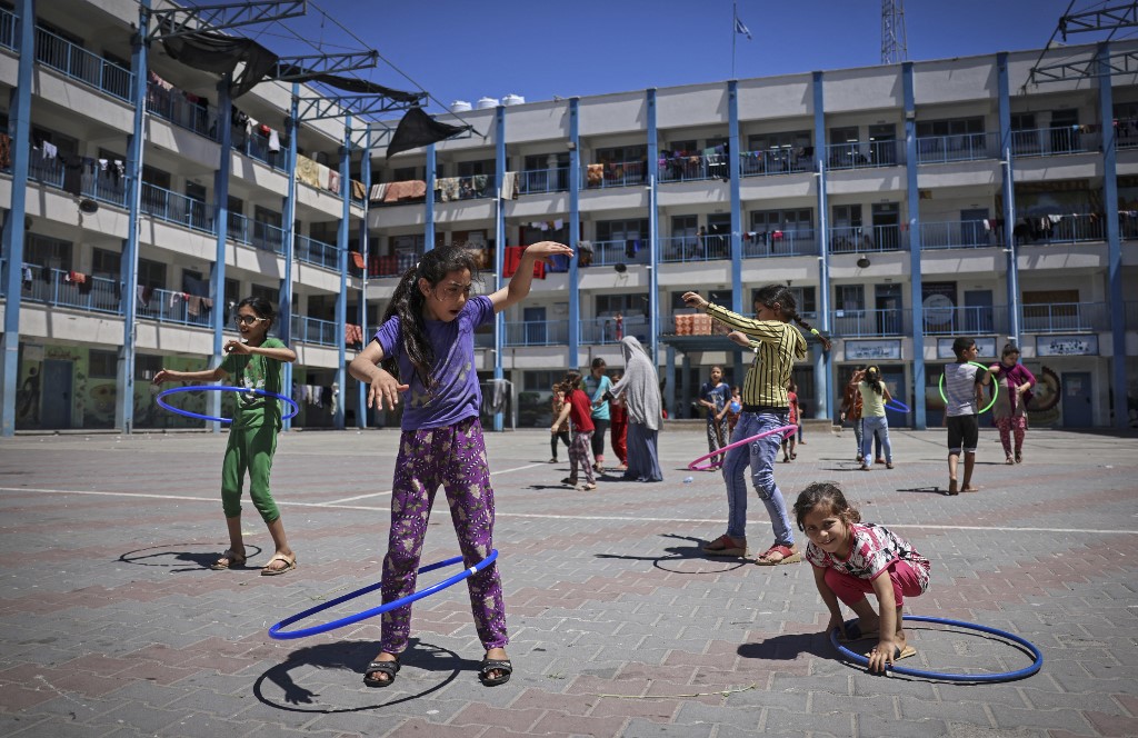 أطفال يلعبون في مدرسة تديرها وكالة الأمم المتحدة لإغاثة وتشغيل اللاجئين الفلسطينيين (أونروا)، 19 مايو 2021. (أ ف ب)