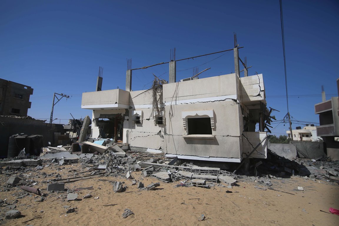 طائرات الاحتلال الإسرائيلي تقصف منزلا في مدينة رفح في قطاع غزة. 19/05/2021. (وفا)