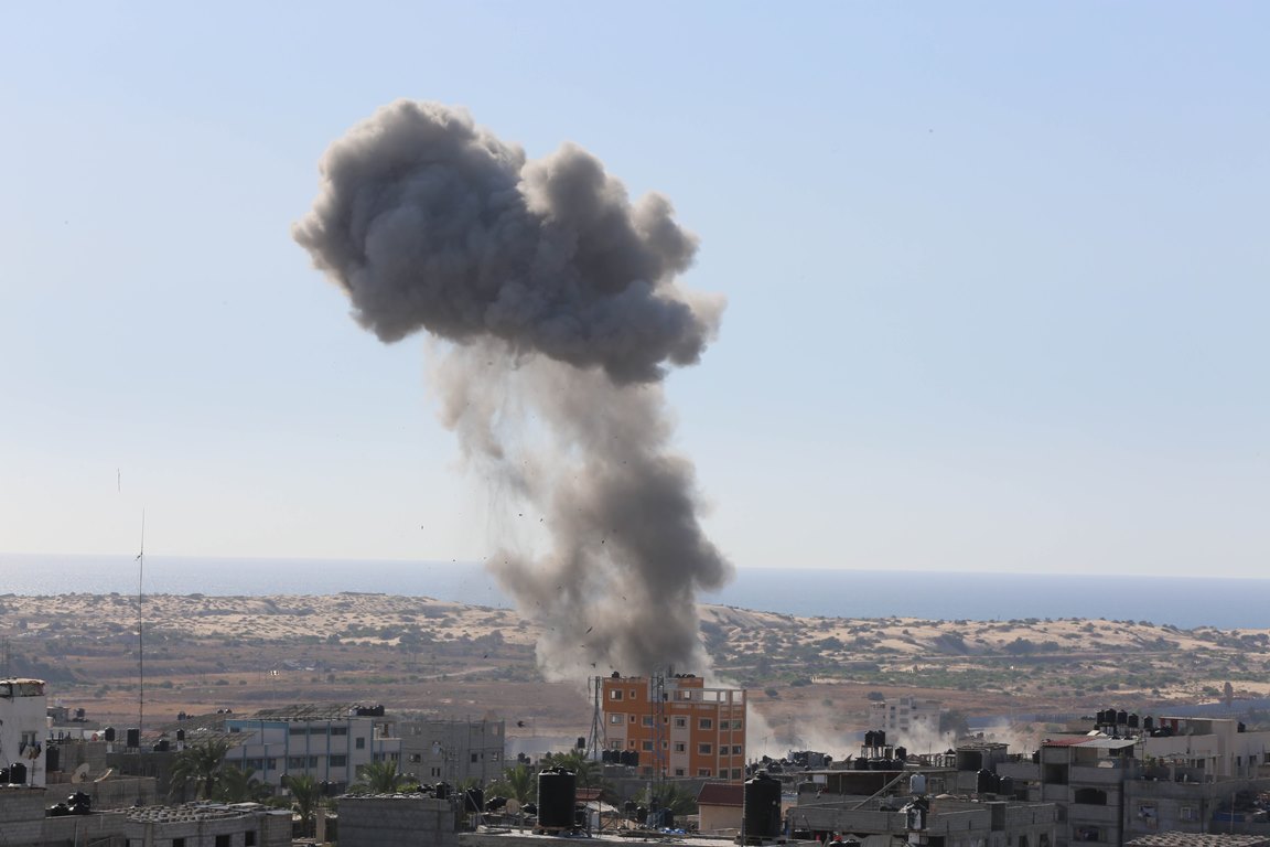 طائرات الاحتلال الإسرائيلي تقصف منزلا في مدينة رفح في غزّة. 19/05/2021. (وفا)