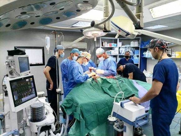فريق طبي أردني يجري عملية جراحية في قطاع غزة. (القوات المسلحة)