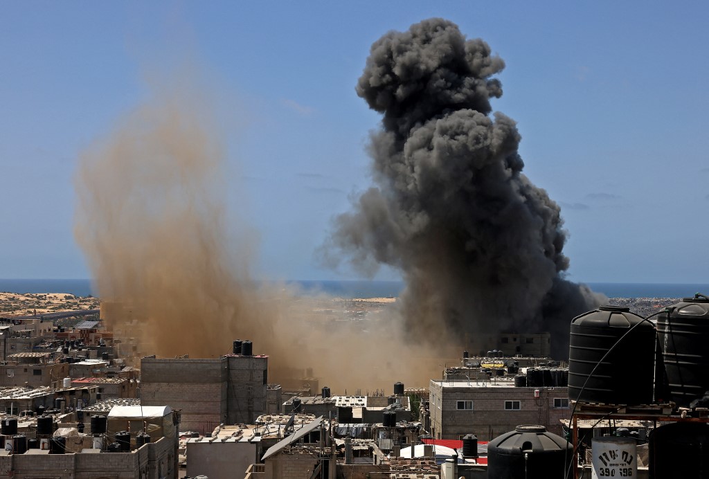 تصاعد الدخان في رفح في قطاع غزة بعد قصف إسرائيلي. (أ ف ب)