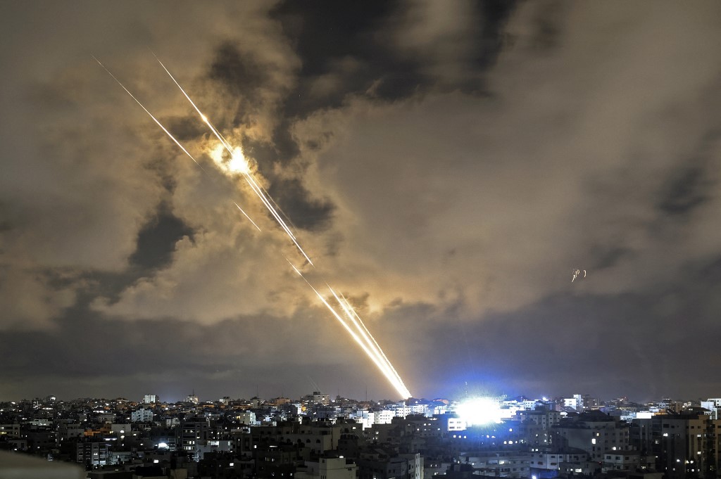 إطلاق صواريخ من مدينة غزة من قبل فصائل المقاومة الفلسطينية، 20 أيار/مايو 2021. (محمود همص/ أ ف ب)