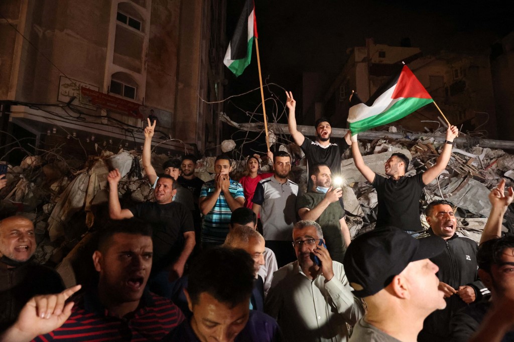 يحتفل الفلسطينيون في وسط مدينة رام الله دعما للفصائل الفلسطينية في غزة، 21 أيار/مايو 2021. (أ ف ب)